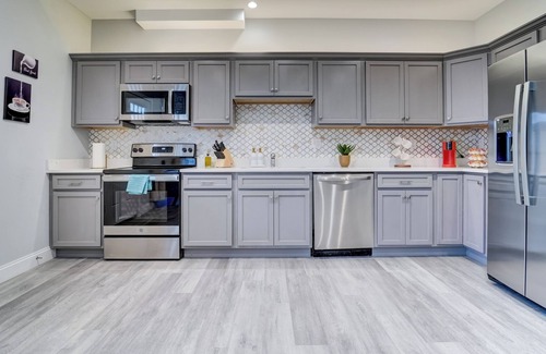 The Hill Apartment | 5min to Yale - Free Parking - Pet Friendly - Shops