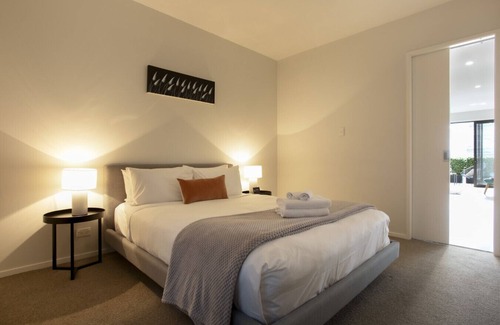 Grey Lynn Apartment | ⭐️ 5min Walk to Ponsonby Rd | Solara by Homello ⭐️