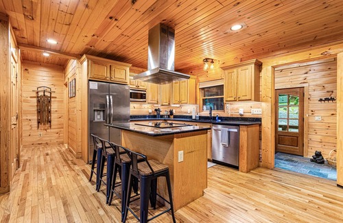 Beech Mountain Cabin | 5Min2Ski|Private2Acres|Creek|HotTub|FirePit|GameRm