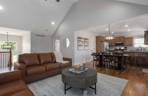 Shawnee House | 5Mins from MidAmerica Sports ComplexW/King Beds