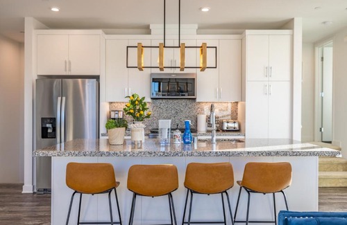 Anaheim Resort Villa | 5mins to Disney/3 Bedroom House with Pool