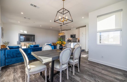 Anaheim Resort Villa | 5mins to Disney/3 Bedroom House with Pool