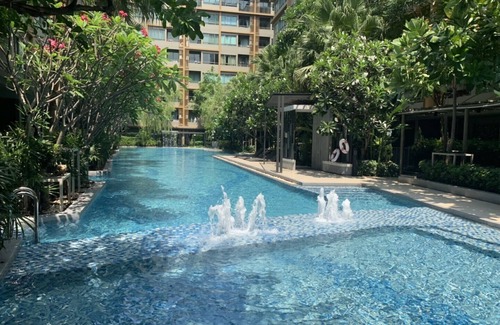 Ratchadaphisek House | 5mins to MRT Cozy brand new apartment with big garden pool,style decoration