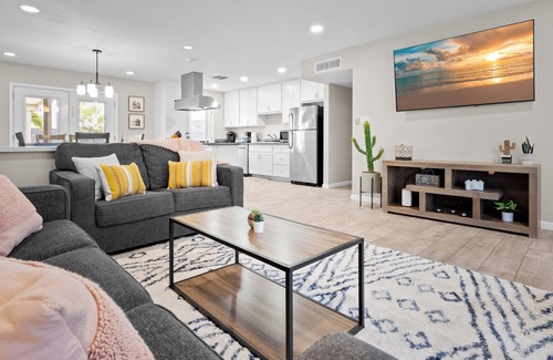 Cox Heights House | 5mins to Old Town! Pool & Spa w/covered patio & Outdoor TV!