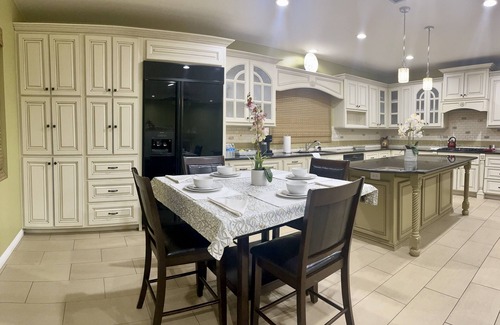 Corona House | 5star Home in Dos Lagos area-~Ideal to accommodate large groups, vacation home!