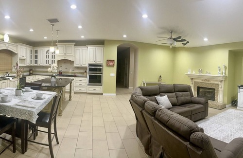 Corona House | 5star Home in Dos Lagos area-~Ideal to accommodate large groups, vacation home!