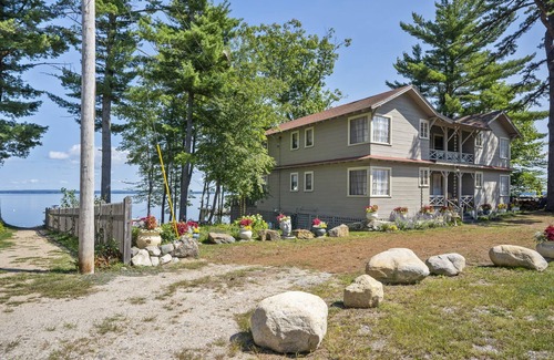 Sebago Villa | 5STAR Professionally cleaned rustic lakefront luxury-We’ll take good care of you