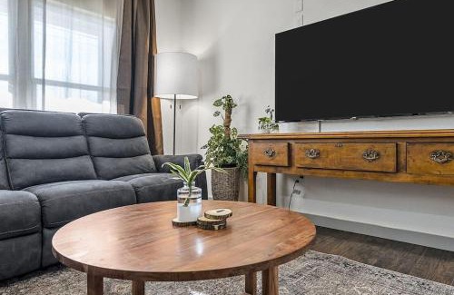 Waco House | 5th St Getaway w Sauna Hot tub Firepit & Game Room