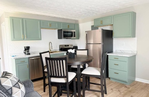Henderson Apartment | 5th Street Retreat - KING 1BD/1BA Apt in Henderson