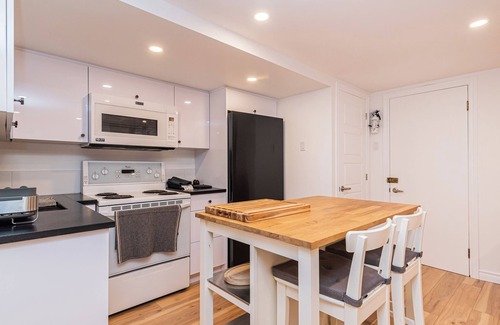 Cote-Saint-Paul Apartment | 5tudio@Jolicoeur Bright Basement- Only 15 Minutes to Montreal via Jolicoeur Stn