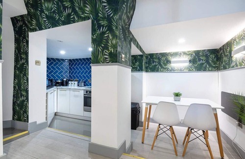 College Park and Old Oak Apartment | 5wjb - Spacious 1 Bed Flat in London