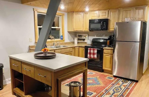 Beach Lake House | 6.45 ACRE Private Close to Big Bear Mountain, Waterfall, Fire-pit, Loft & more.