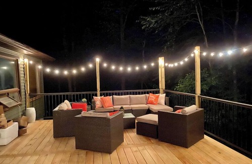 Beach Lake House | 6.45 ACRE Private Close to Big Bear Mountain, Waterfall, Fire-pit, Loft & more.