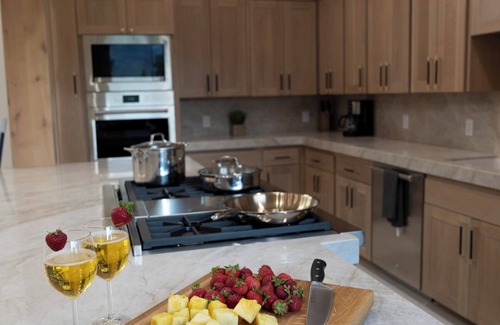 Huntsville House | 6/7 Ski house, IKON, Snowbasin, Powder mtn, Hot Tub, sleeps up to 21