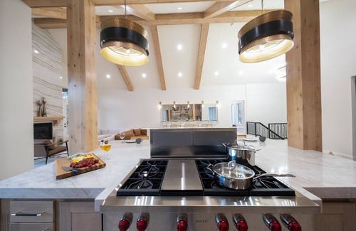 Huntsville House | 6/7 Ski house, IKON, Snowbasin, Powder mtn, Hot Tub, sleeps up to 21