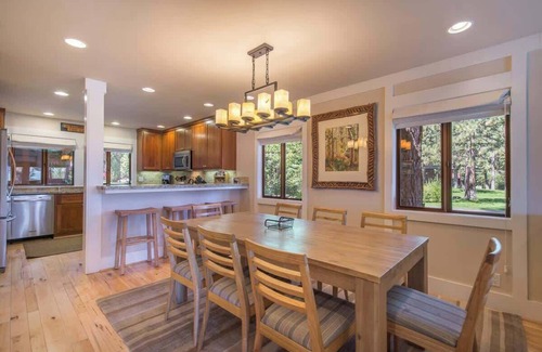 Tahoe Sierra Estates House | 6-8 Miles to Palisades|Alpine|Homewood|Walk to TC