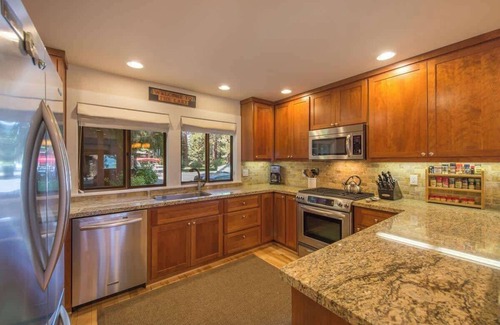 Tahoe Sierra Estates House | 6-8 Miles to Palisades|Alpine|Homewood|Walk to TC