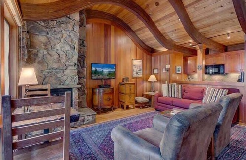 Tahoe Tavern House | 6-8 Miles to Palisades|Alpine|Homewood|Walk to TC