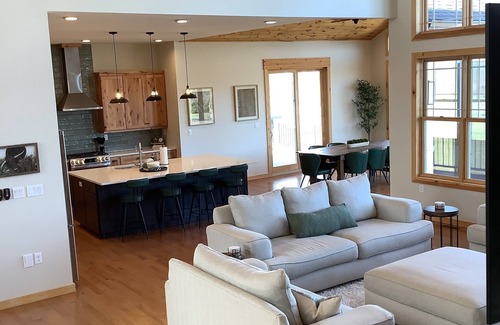Ontario City House | 6 acre estate in Ontariowith lake views
