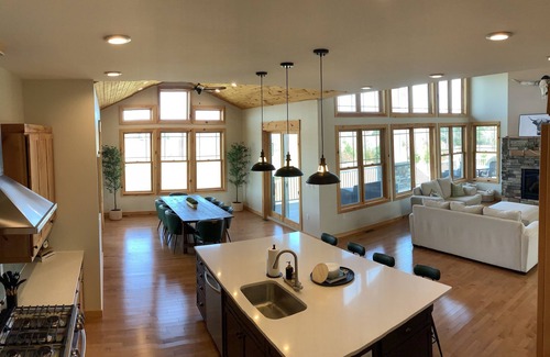 Ontario City House | 6 acre estate in Ontariowith lake views