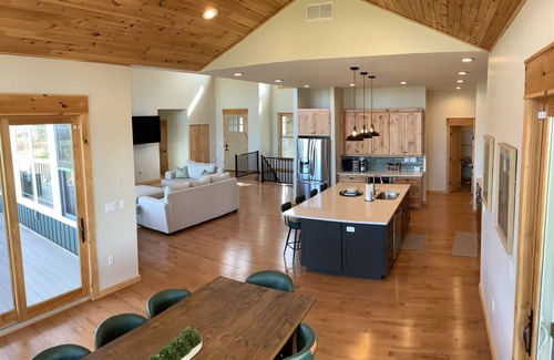 Ontario City House | 6 acre estate in Ontariowith lake views
