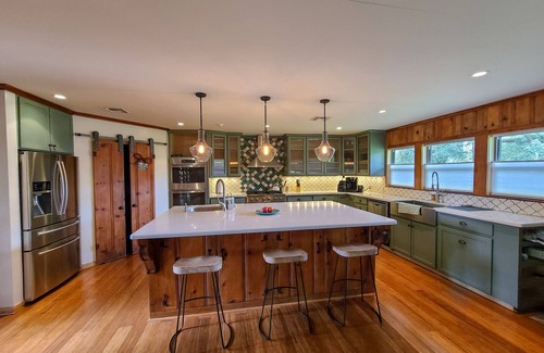 Lissie House | 6-Acre Retreat: 2 Houses, Party Barn, Pool, & Spa