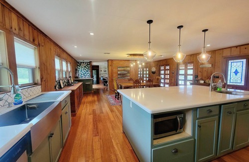 Lissie House | 6-Acre Retreat: 2 Houses, Party Barn, Pool, & Spa