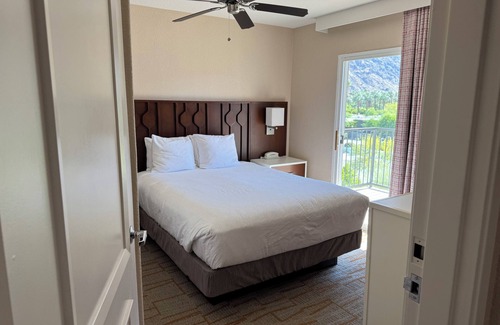 Uptown Design District Resort | 6 Adults 2 Bedroom Full Kitchen 2 Full Bathrooms Patio with BBQ Grill