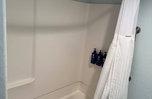 Uptown Design District Resort | 6 Adults 2 Bedroom Full Kitchen 2 Full Bathrooms Patio with BBQ Grill