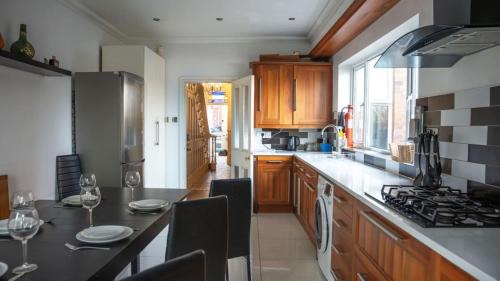 Derby House | 6 BDR House By Eason Stays Short Lets & Serviced Accommodation Derby With Free Parking