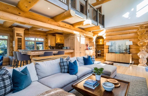Craigleith Ski Chalet | 6 bdrm, 4 bath, luxury log ski cabin, steps from Craiglieth ski club!