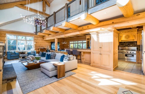 Craigleith Ski Chalet | 6 bdrm, 4 bath, luxury log ski cabin, steps from Craiglieth ski club!
