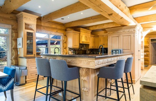 Craigleith Ski Chalet | 6 bdrm, 4 bath, luxury log ski cabin, steps from Craiglieth ski club!