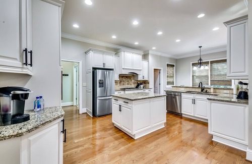 Buford Highway House | 6 BDRM, 5.5Bath Brookhaven home. Sleeps 12 with pool and Family friendly. Fenced