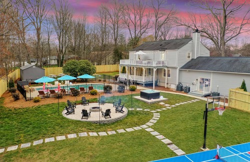 Greensboro House | 6 Bdrm Family Retreat! HotTub, FirePit, Basketball
