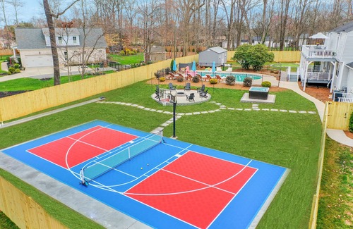 Greensboro House | 6 Bdrm Family Retreat! HotTub, FirePit, Basketball