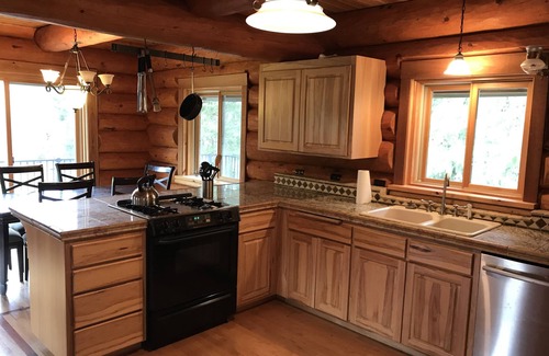 Oakridge Cabin | 6 BDRM Log Cabin on Big Fall Creek