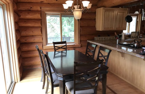Oakridge Cabin | 6 BDRM Log Cabin on Big Fall Creek