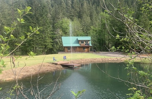 Oakridge Cabin | 6 BDRM Log Cabin on Big Fall Creek