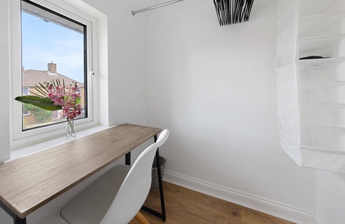 Basingstoke House | 6 Bed, 2 Bath, with Free Parking & Wi-Fi