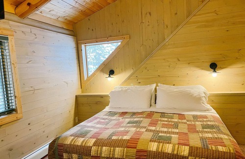 Cook Resort | 6 bed 6 bath 2 kitchens, sauna, sand beach, park, yoga, hiking, massage