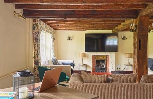 West Horsley Apartment | 6 Bed Countryside Mansion With Tennis Court & Swimming Pool with Parking