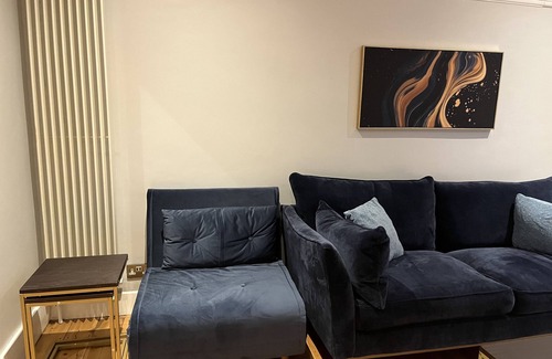 West Finchley House | 6 Bed Family holiday home away from home close to attractions and amenities