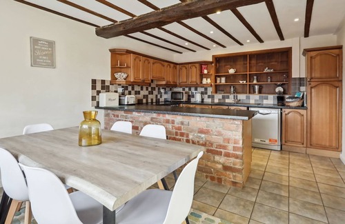 Tirabad House | 6 Bed Farmhouse with Hot Tub and Sauna