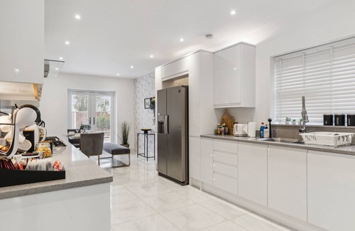Grays Apartment | 6-Bed House With Sauna, Jacuzzi & Private Driveway