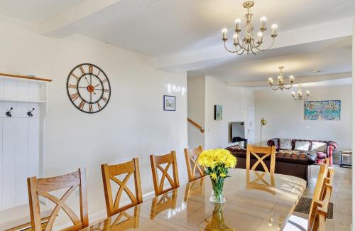 Longnor House | 6 Bed in Longnor 77369