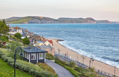 Raymonds Hill House | 6 Bed in Lyme Regis 80470