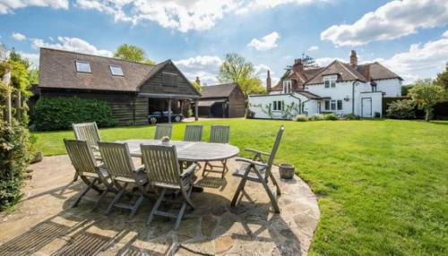 West Horsley Apartment | 6 Bed Mansion With Tennis Court & Swimming Pool