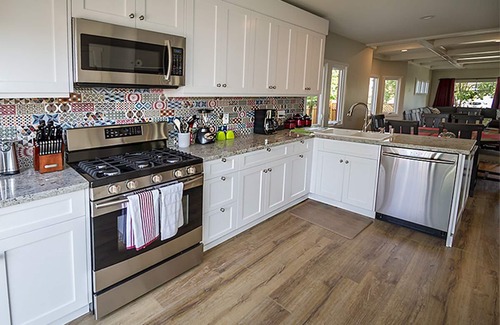 Southwest Anaheim House | 6 Bedroom 3 Bath Estate Pool & Jacuzzi 1/2 Mile to Disneyland Sleeps 13.