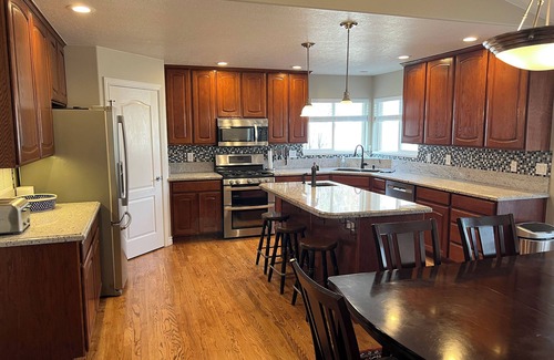 South Jordan House | 6 Bedroom, 4.5 Bathroom, 2 Kitchen - Spacious & Clean in Quiet Neighborhood